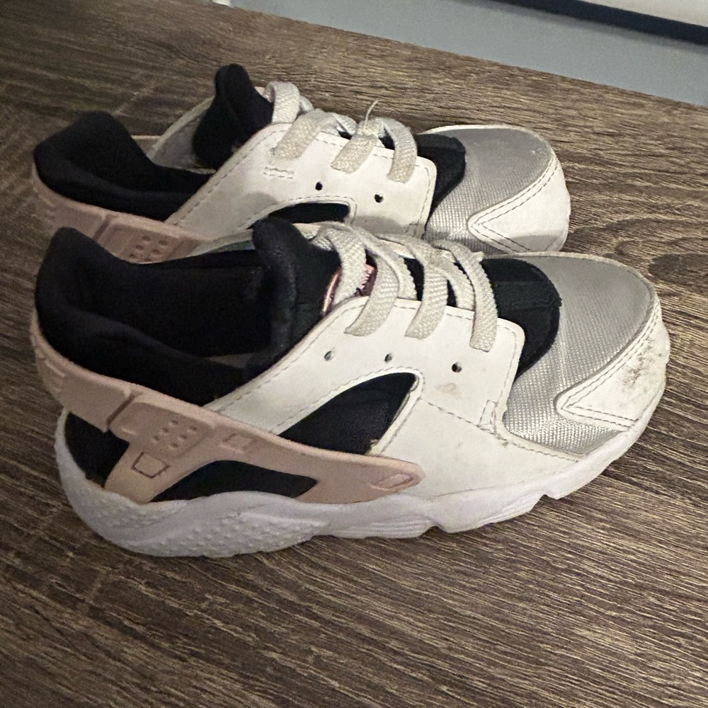 Kids Nike Huarache Run size 9